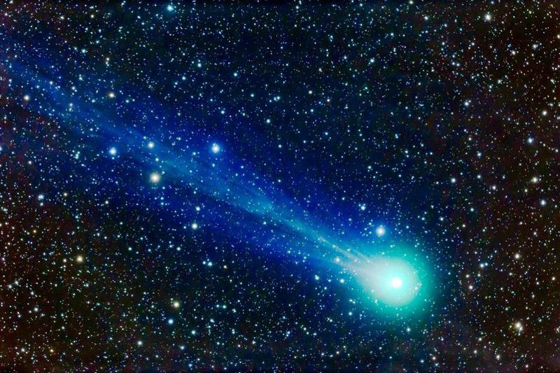 Почему хвосты большинства комет направлены от солнца
